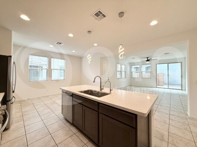 14251 W Buckskin Trl Surprise, AZ 85387 photo 4