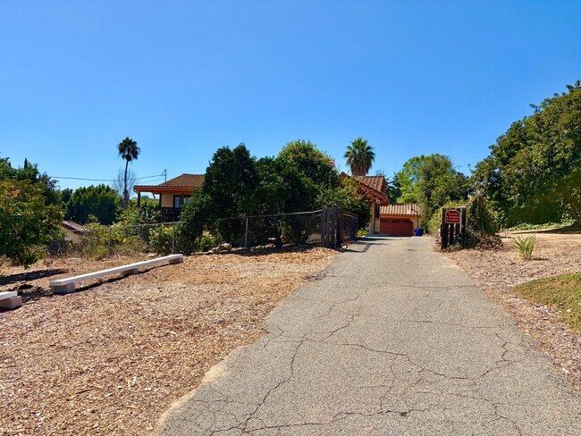 1527 Calavo Rd Fallbrook, CA 92028 photo 3