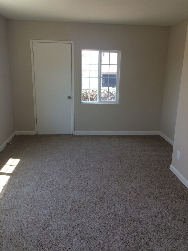 548 West St photo 4