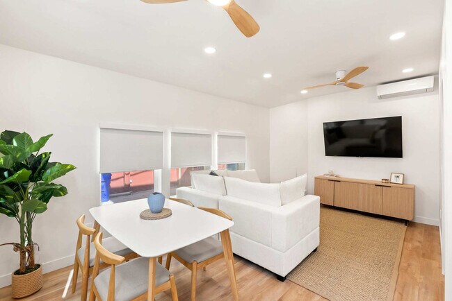 362 Gravilla St photo 2