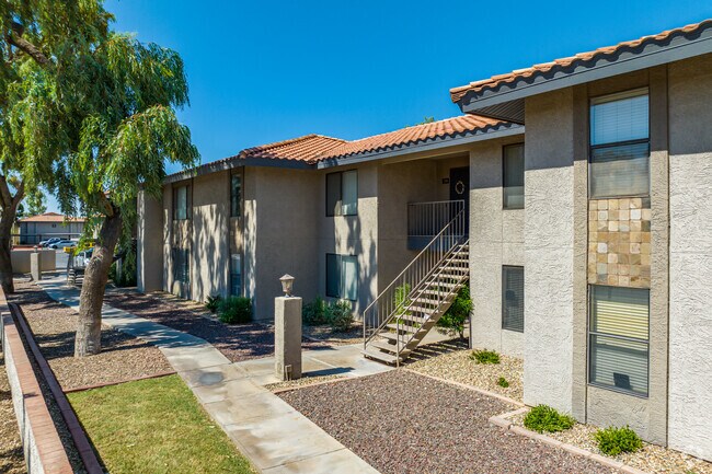 La Tierra Apartments photo 3