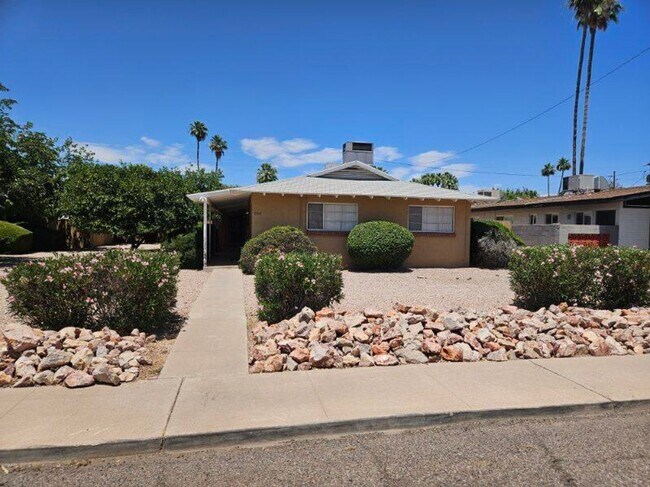 2718 E Glenrosa Ave Phoenix, AZ 85016 photo 2