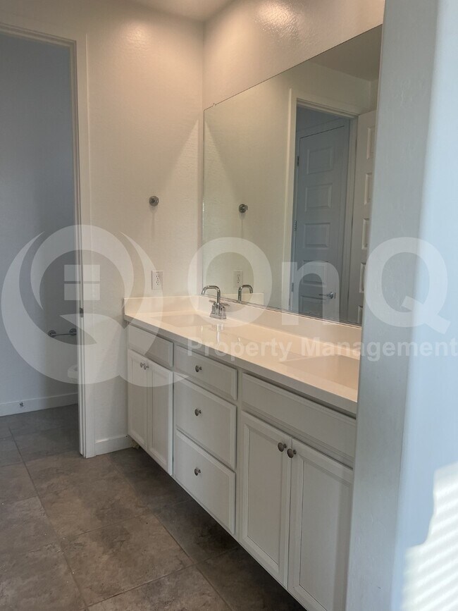 8953 W Palo Verde Dr Glendale, AZ 85305 photo 5