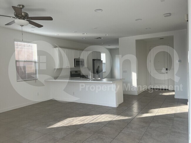 8953 W Palo Verde Dr Glendale, AZ 85305 photo 2