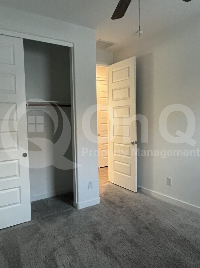 8953 W Palo Verde Dr Glendale, AZ 85305 photo 4