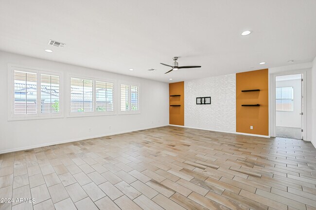 14049 W Desert Hollow Dr Surprise, AZ 85387 photo 4