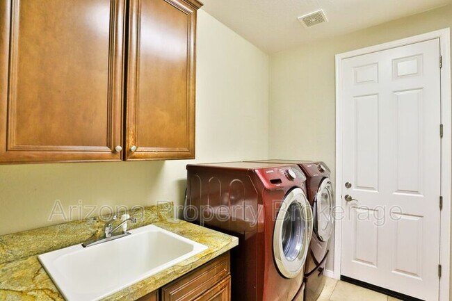 2021 W Gloria Ln photo 5