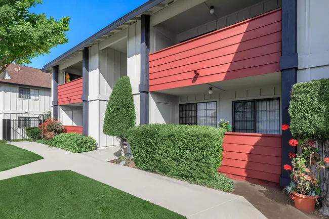 Hollister Creek Apartments photo 2