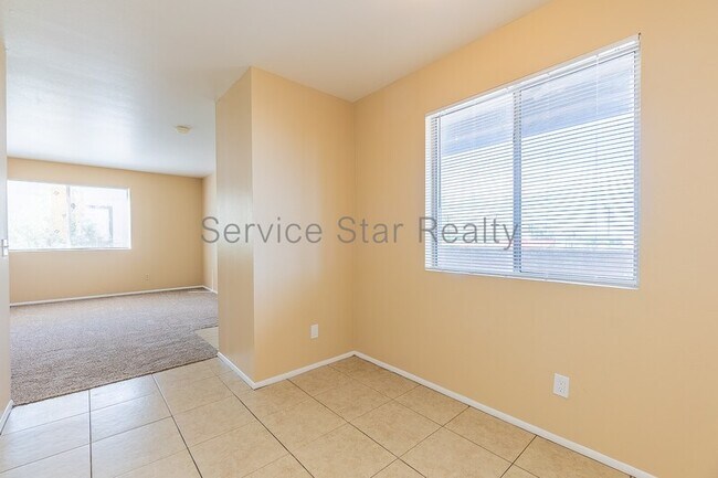 735 E Hazel Dr Phoenix, AZ 85042 photo 2