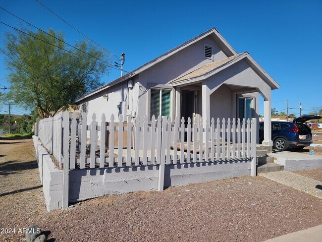 42 S Jefferson St Wickenburg, AZ 85390 photo 2
