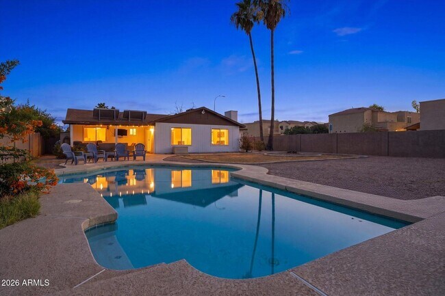 932 W Julie Dr photo 2