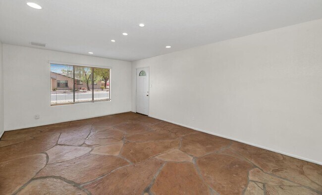 439 E Malibu Dr Tempe, AZ 85282 photo 2