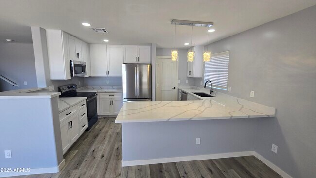 23451 N El Frio Ct Sun City, AZ 85373 photo 2