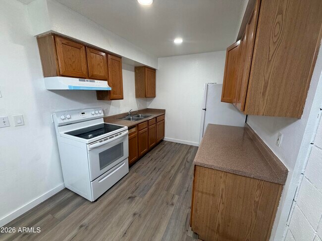 2030 W Cactus Rd photo 4