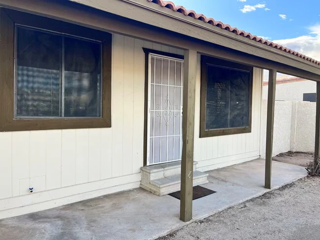 6623 S 32nd St Phoenix, AZ 85042 photo 2