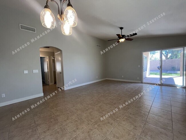 16261 N 91st Dr Peoria, AZ 85382 photo 4