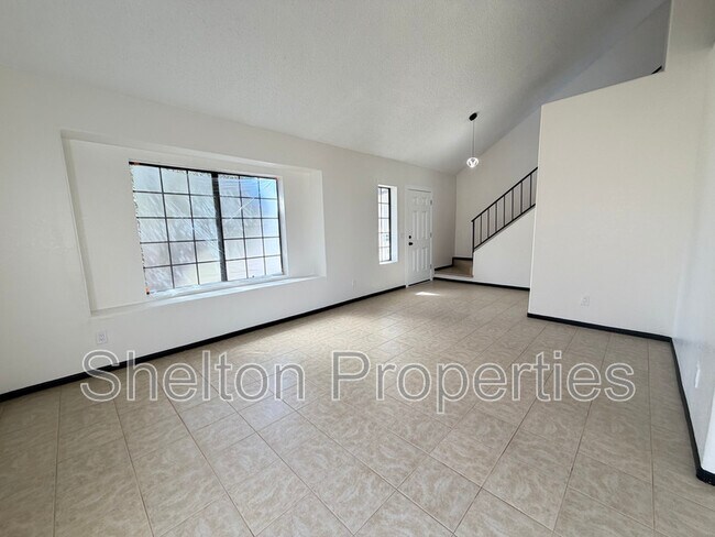 5239 N 78th Dr Glendale, AZ 85303 photo 2