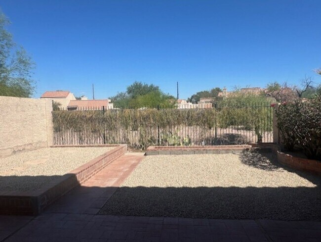 312 E Larkspur Ln Tempe, AZ 85288 photo 5