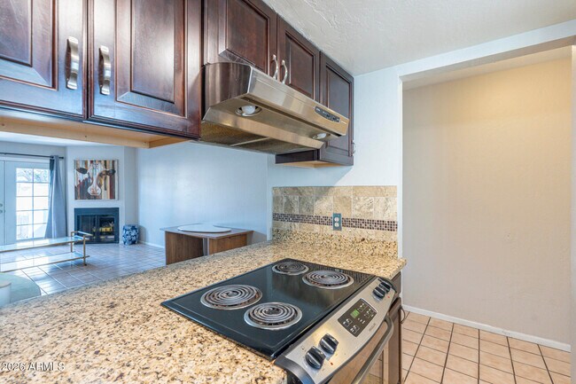 3119 N 38th St Phoenix, AZ 85018 photo 3