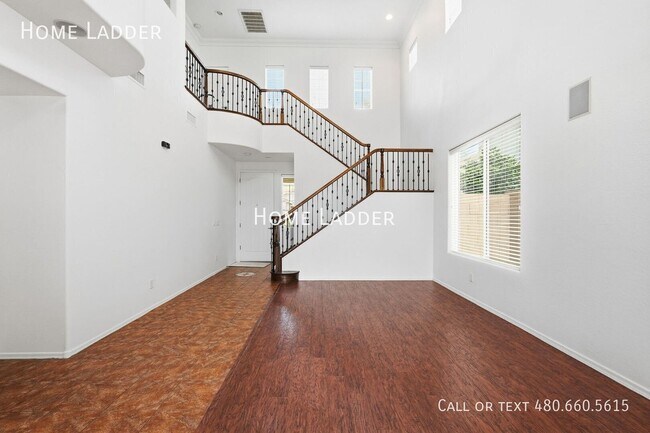 3411 E Mesquite St photo 3