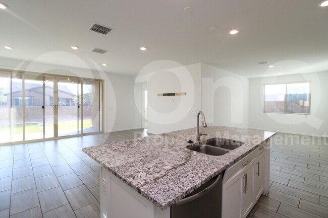 9225 W Willow Bend Ln Phoenix, AZ 85037 photo 4