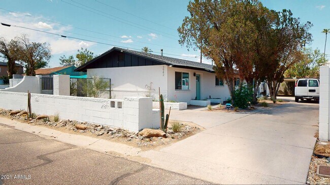 3942 E Earll Dr Phoenix, AZ 85018 photo 2