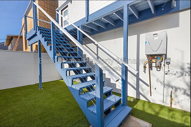 4656 Santa Monica Ave San Diego, CA 92107 photo 3