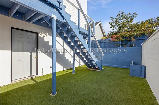 4656 Santa Monica Ave San Diego, CA 92107 photo 2