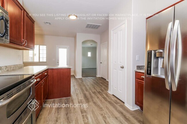 15949 W Mauna Loa Ln Surprise, AZ 85379 photo 4