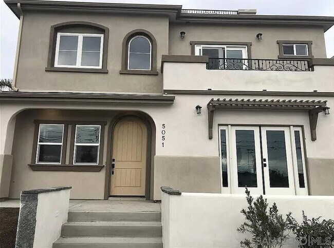 5051 Savannah St San Diego, CA 92110 photo 4