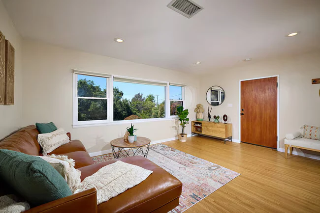 2136 Foothill Dr Vista, CA 92084 photo 4