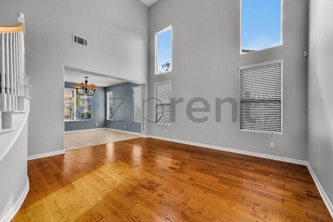 1566 Glencrest Dr photo 3