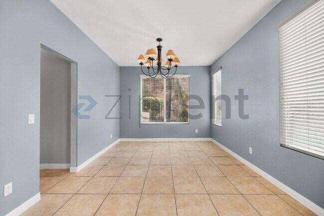 1566 Glencrest Dr photo 4
