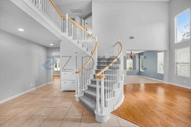 1566 Glencrest Dr photo 2