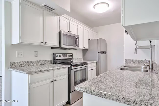 6024 W Golden Ln Glendale, AZ 85302 photo 3