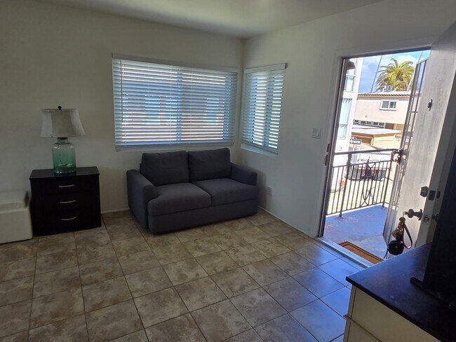 2950 Bayside Ln San Diego, CA 92109 photo 5