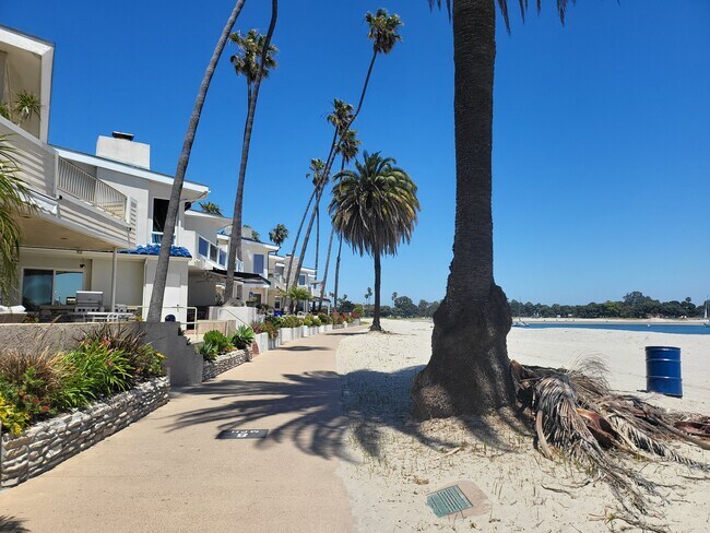 2950 Bayside Ln San Diego, CA 92109 photo 3