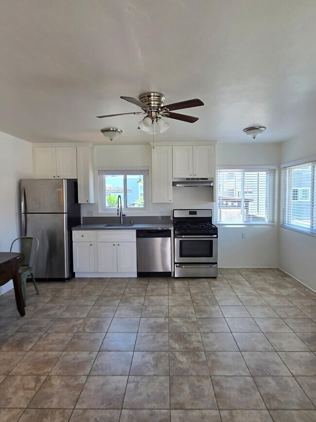 2950 Bayside Ln San Diego, CA 92109 photo 4