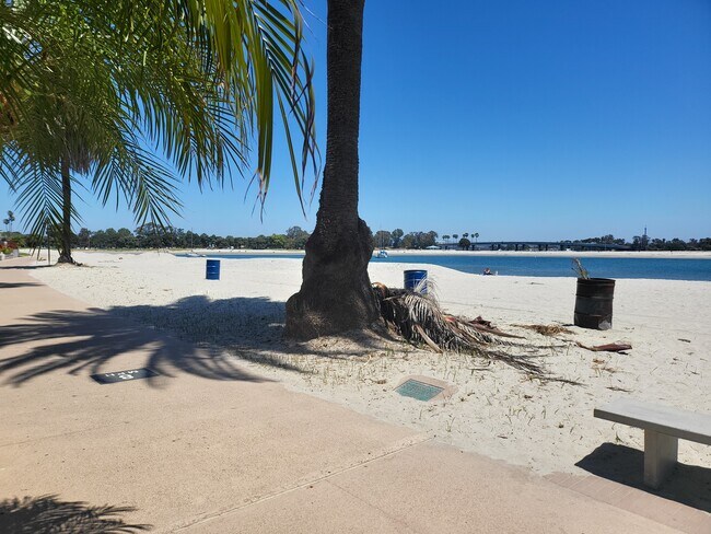 2950 Bayside Ln San Diego, CA 92109 photo 2
