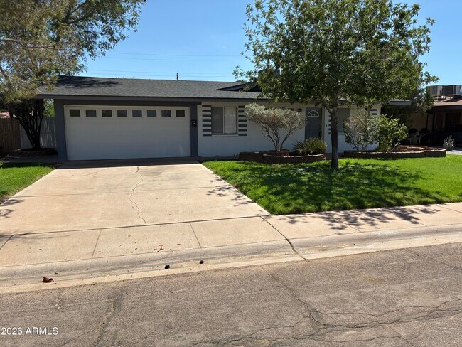 1439 W Huntington Dr photo 2