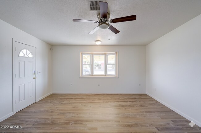 1908 E Lynne Ln Phoenix, AZ 85042 photo 4