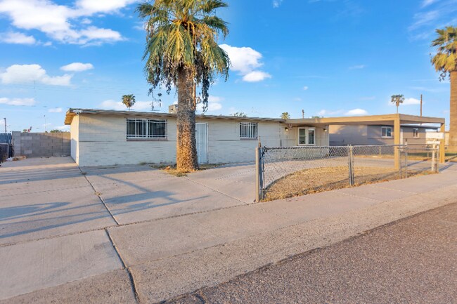 1908 E Lynne Ln Phoenix, AZ 85042 photo 2