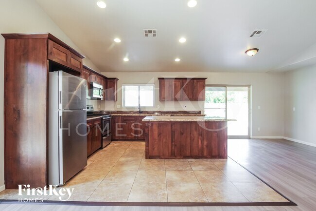 2722 E Cactus Rd Phoenix, AZ 85032 photo 5