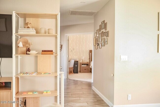 1229 W Straford Dr photo 2