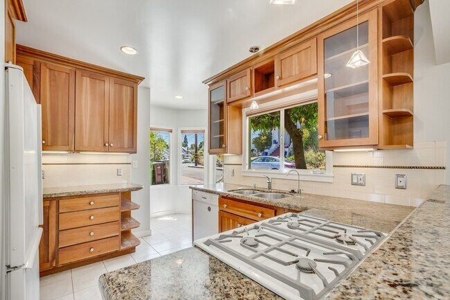 816 Everett Ave Oakland, CA 94602 photo 2