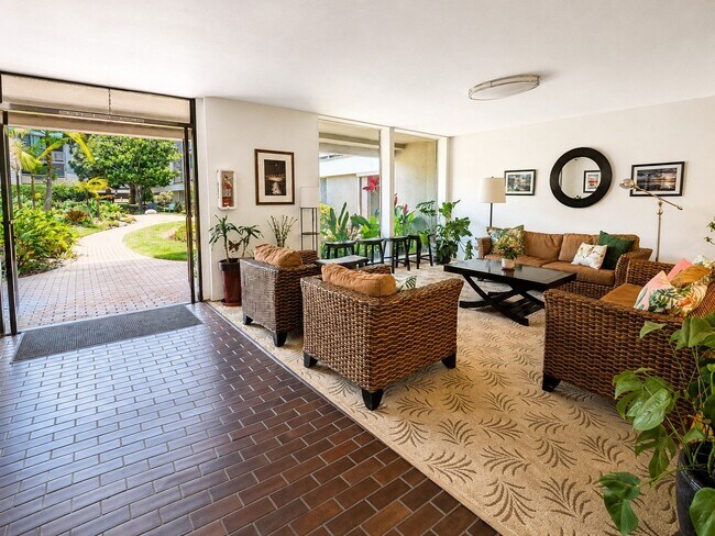 3098 Rue D’Orleans San Diego, CA 92110 photo 2