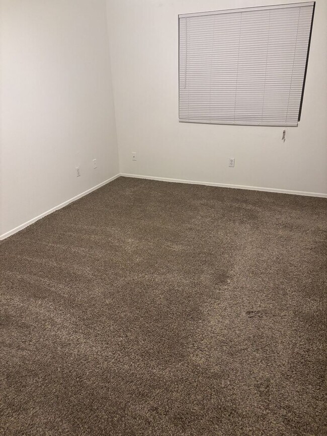 10626 W Poinsettia Dr Avondale, AZ 85392 photo 4