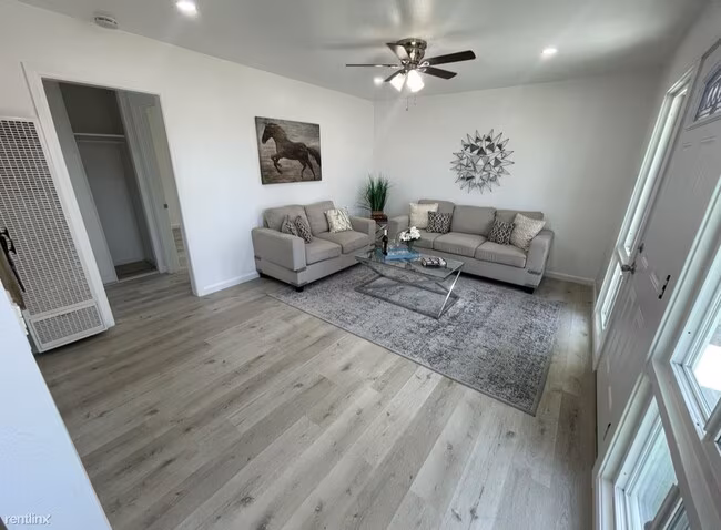 4329 Clairemont Dr San Diego, CA 92117