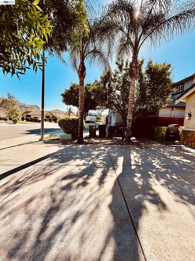 2126 Shenandoah St Tracy, CA 95377 photo 3