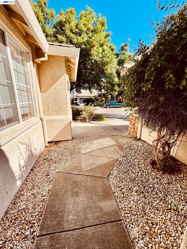 2126 Shenandoah St Tracy, CA 95377 photo 2
